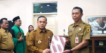 Pemkab Pati Rotasi Pejabat, Sekda Riyoso Digantikan Teguh Widiyatmoko 3 Bupati Pati Sudewo (kiri) Menyerahkan SK Pengangkatan Kepada Teguh Widiyatmoko, Senin (08/12/2025)