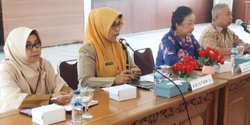 Pemkab Pekalongan Pastikan Tak Ada Program Tertunda pada APBD 2025 10 Asisten I Sekertaris Daerah Kabupaten Pekalongan, Siti Masruroh (kedua kiri). (Fahri Akbar/Lingkarjateng.id)