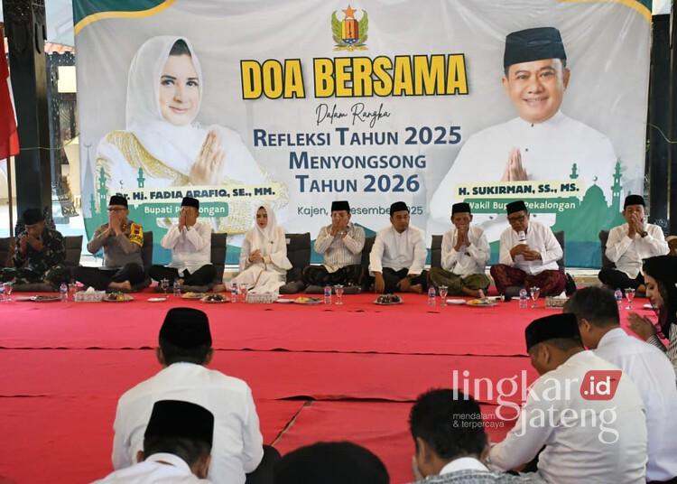 Empati Korban Bencana, Pemkab Pekalongan Sambut Tahun Baru 2026 dengan Doa Bersama 25 Suasana doa bersama menyambut tahun baru 2026 di Pendopo Bupati Pekalongan, Rabu, 31 Desember 2025. (Fahri Akbar/Lingkarjateng.id)