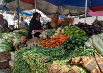 Beranda 85 MENJUAL: Seorang pedagang sayuran di Pasar Bandarjo, Ungaran, Kabupaten Semarang. (Hesty Imaniar/Lingkarjateng.id)