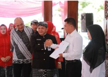 Bupati Semarang, Ngesti Nugraha, menyerahkan SK pengangkatan tenaga PPPK Paruh Waktu di Pendopo Rumah Dinas Bupati di Ungaran, Senin, 15 Desember 2025. (Diskominfo Kab. Semarang/Lingkarjateng.id)