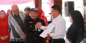 Pemkab Semarang Angkat 1.664 PPPK Paruh Waktu, Mulai Bertugas Januari 2026 11 Bupati Semarang, Ngesti Nugraha, menyerahkan SK pengangkatan tenaga PPPK Paruh Waktu di Pendopo Rumah Dinas Bupati di Ungaran, Senin, 15 Desember 2025. (Diskominfo Kab. Semarang/Lingkarjateng.id)