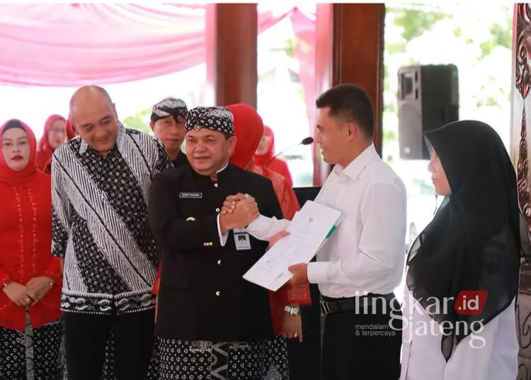 Pemkab Semarang Angkat 1.664 PPPK Paruh Waktu, Mulai Bertugas Januari 2026 25 Bupati Semarang, Ngesti Nugraha, menyerahkan SK pengangkatan tenaga PPPK Paruh Waktu di Pendopo Rumah Dinas Bupati di Ungaran, Senin, 15 Desember 2025. (Diskominfo Kab. Semarang/Lingkarjateng.id)