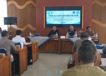 Wali Kota Pekalongan Achmad Afzan Arslan Djunaid (Aaf) memimpin rapat Forum LLAJ bersama jajaran Dinas Perhubungan dan stakeholder terkait dalam rangka mematangkan koordinasi pengamanan serta pengaturan lalu lintas menjelang libur Natal dan Tahun Baru (Nataru) di Aula Dinas Perhubungan Kota Pekalongan, Senin, 15 Desember 2025. (Fahri Akbar/Lingkarjateng.id)