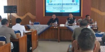 Pemkot Pekalongan Siapkan Pengamanan Lalu Lintas Hadapi Libur Nataru 10 Wali Kota Pekalongan Achmad Afzan Arslan Djunaid (Aaf) memimpin rapat Forum LLAJ bersama jajaran Dinas Perhubungan dan stakeholder terkait dalam rangka mematangkan koordinasi pengamanan serta pengaturan lalu lintas menjelang libur Natal dan Tahun Baru (Nataru) di Aula Dinas Perhubungan Kota Pekalongan, Senin, 15 Desember 2025. (Fahri Akbar/Lingkarjateng.id)