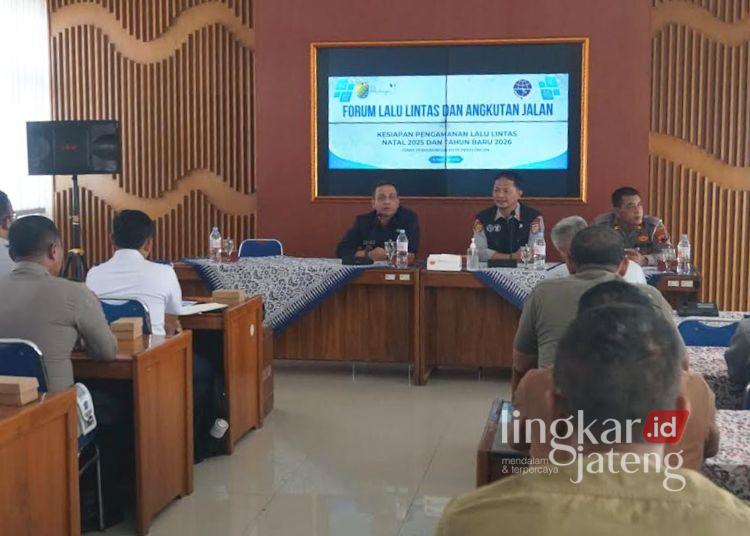Pemkot Pekalongan Siapkan Pengamanan Lalu Lintas Hadapi Libur Nataru 25 Wali Kota Pekalongan Achmad Afzan Arslan Djunaid (Aaf) memimpin rapat Forum LLAJ bersama jajaran Dinas Perhubungan dan stakeholder terkait dalam rangka mematangkan koordinasi pengamanan serta pengaturan lalu lintas menjelang libur Natal dan Tahun Baru (Nataru) di Aula Dinas Perhubungan Kota Pekalongan, Senin, 15 Desember 2025. (Fahri Akbar/Lingkarjateng.id)