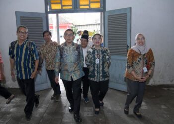 Pemkot Semarang Wacanakan Beli Gedung Sarekat Islam 28 Menteri Kebudayaan RI Fadli Zon (kedua kiri) didampingi Wali Kota Semarang Agustina (ketiga kiri)saat meninjau Gedung Sarekat Islam di Kampung Gendong Utara, Kelurahan Sarirejo, Kecamatan Semarang Timur beberapa waktu lalu. (Humas Pemkot Semarang/Lingkarjateng.id)