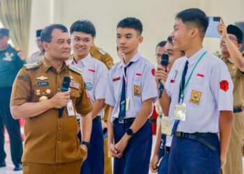 Gubernur Jawa Tengah Ahmad Luthfi saat mengunjungi salah satu sekolah di Jateng. (Humas Pemprov Jateng)