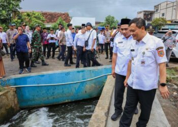 Pemprov Jateng Operasikan Pompa Air Tenaga Surya untuk Tangani Rob Demak 26 Gubernur Jawa Tengah, Ahmad Luthfi, dan Wakil Gubernur Jateng, Taj Yasin Maimoen, saat meresmikan pompa air tenaga surya (PATS) di Desa Sayung, Kecamatan Sayung, Kabupaten Demak, Rabu, 31 Desember 2025. (Antara/Lingkarjateng.id)
