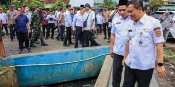 Pemprov Jateng Operasikan Pompa Air Tenaga Surya untuk Tangani Rob Demak 16 Gubernur Jawa Tengah, Ahmad Luthfi, dan Wakil Gubernur Jateng, Taj Yasin Maimoen, saat meresmikan pompa air tenaga surya (PATS) di Desa Sayung, Kecamatan Sayung, Kabupaten Demak, Rabu, 31 Desember 2025. (Antara/Lingkarjateng.id)
