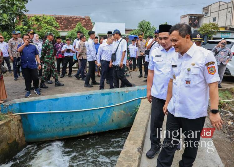 Pemprov Jateng Operasikan Pompa Air Tenaga Surya untuk Tangani Rob Demak 25 Gubernur Jawa Tengah, Ahmad Luthfi, dan Wakil Gubernur Jateng, Taj Yasin Maimoen, saat meresmikan pompa air tenaga surya (PATS) di Desa Sayung, Kecamatan Sayung, Kabupaten Demak, Rabu, 31 Desember 2025. (Antara/Lingkarjateng.id)