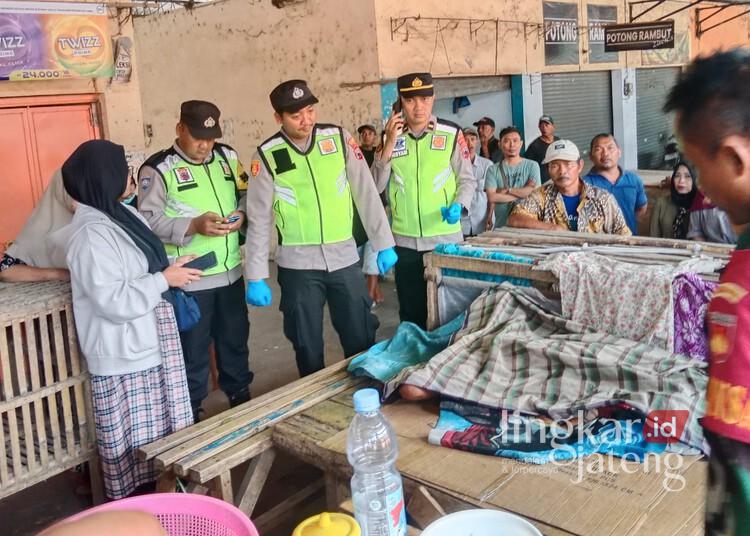 Geger Penemuan Mayat Perempuan di Kios Pasar Kedungwuni Pekalongan 25 Petugas kepolisian saat melakukan pemeriksaan di area penemuan mayat perempuan di Pasar Kedungwuni, Kabupaten Pekalongan, Minggu, 28 Desember 2025. (Humas Polsek Kedungwuni/Lingkarjateng.id)