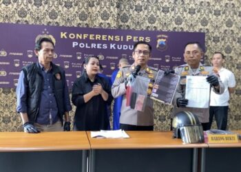 Kapolsek Kudus Kota, AKP Subkhan, bersama jajarannya saat menunjukkan barang bukti terkait kasus penggelapan uang petani tebu di Mapolres Kudus, Kamis, 18 Desember 2025. (Nisa Hafizhotus S./Lingkarjateng.id)