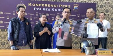 Warga Blora Gelapkan Uang Petani Tebu Rp308 Juta untuk Judol 44 Kapolsek Kudus Kota, AKP Subkhan, bersama jajarannya saat menunjukkan barang bukti terkait kasus penggelapan uang petani tebu di Mapolres Kudus, Kamis, 18 Desember 2025. (Nisa Hafizhotus S./Lingkarjateng.id)