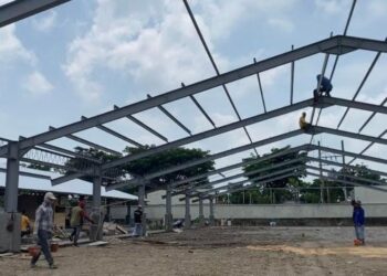 Penyelesaian Pasar Babe Kudus Habiskan Anggaran Rp1,1 Miliar 26 Para pekerja menggarap pembangunan ulang Pasar Babe di Desa Jati Wetan, Kecamatan Jati, Kabupaten Kudus pada Rabu, 10 Desember 2025. (Nisa Hafizhotus Syarifa/Lingkarjateng.id)