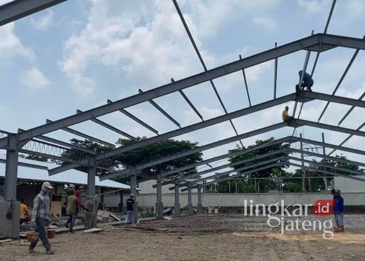 Penyelesaian Pasar Babe Kudus Habiskan Anggaran Rp1,1 Miliar 25 Para pekerja menggarap pembangunan ulang Pasar Babe di Desa Jati Wetan, Kecamatan Jati, Kabupaten Kudus pada Rabu, 10 Desember 2025. (Nisa Hafizhotus Syarifa/Lingkarjateng.id)