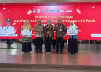 Penyerahan bantuan tambahan kesejahteraan untuk guru PAUD secara simbolis di Pendopo Tumenggung Bahurekso Kendal, Selasa, 16 Desember 2025. (Anik Kustiani/Lingkarjateng.id)