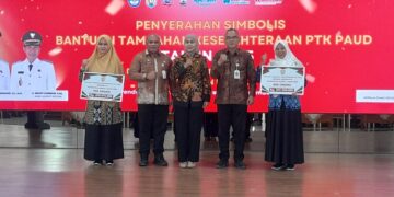 Bupati Kendal Akan Beri Guru PAUD Insentif Bulanan Tahun Depan, Segini Nominalnya 10 Penyerahan bantuan tambahan kesejahteraan untuk guru PAUD secara simbolis di Pendopo Tumenggung Bahurekso Kendal, Selasa, 16 Desember 2025. (Anik Kustiani/Lingkarjateng.id)