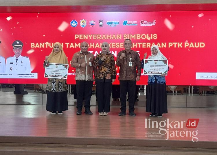 Bupati Kendal Akan Beri Guru PAUD Insentif Bulanan Tahun Depan, Segini Nominalnya 25 Penyerahan bantuan tambahan kesejahteraan untuk guru PAUD secara simbolis di Pendopo Tumenggung Bahurekso Kendal, Selasa, 16 Desember 2025. (Anik Kustiani/Lingkarjateng.id)