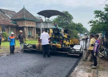 Sejumlah pekerja mengerjakan perbaikan ruas jalan Giling-Jrahi di Kecamatan Gunungwukal, Kabupaten Pati tahun 2025. (Lingkarnews Network)