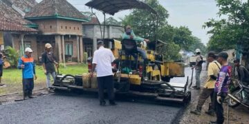Perbaikan Infrastruktur Pati 2026 Dianggarkan Rp500 Miliar 10 Sejumlah pekerja mengerjakan perbaikan ruas jalan Giling-Jrahi di Kecamatan Gunungwukal, Kabupaten Pati tahun 2025. (Lingkarnews Network)