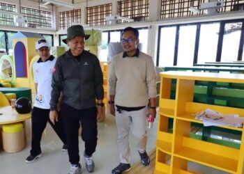Bupati Kudus Sam’ani Intakoris (tengah) meninjau progres pembangunan Perpusda di kawasan Balai Jagong, Kudus pada Minggu, 14 Desember 2025. (Humas Pemkab Kudus)