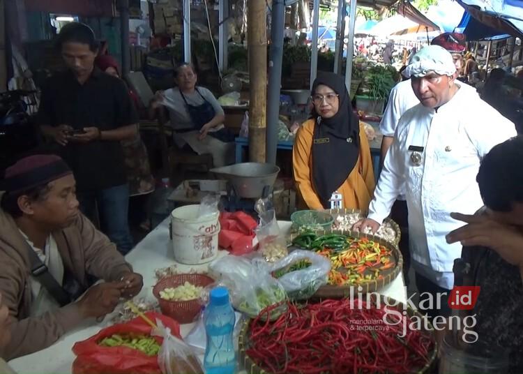 Sidak Pasar Jelang Nataru, Pemkot Semarang Temukan Cabai Dijual Rp90 Ribu per Kg 25 Plt. Kepala Dinas Perdagangan Kota Semarang Aniceto Magno Da Silva saat melakukan sidak di pasar tradisional, Kamis, 4 Desember 2025. (Syahril Muadz/Lingkarjateng.id)