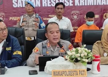 Waka Polresta Pati, AKBP Petrus Silalahi, memberi keterangan terkait kasus pembuangan bayi di Perumahan Puri dalam konferensi pers di Mapolresta Pati, Senin, 15 Desember 2025. (Lingkarnews Network/Lingkarjateng.id)
