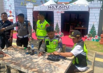 Tim Dokkes Polres Jepara saat memeberikan pelayanan gratis kepada masyarakat di Pos Pelayanan Terpadu Nataru, Rabu, 24 Desember 2025. (Tomi Budianto/Lingkarjateng.id)