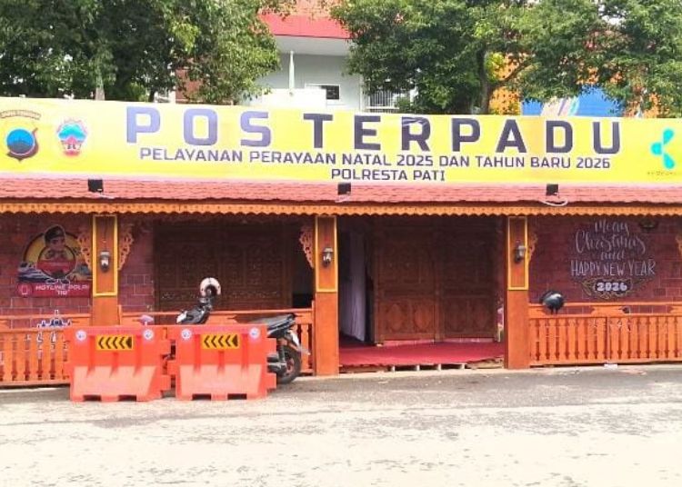 Pospam Nataru di Pati Dilengkapi Layanan Kesehatan, Cek Lokasinya 25 POTRET: Tampak depan pos pengamanan natal dan tahun baru di kawasan Alun-Alun Simpang Lima Pati pada Kamis, 18 Desember 2025. (Lingkarnews Network)