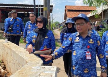 Wakil Wali Kota Pekalongan, Balgis Diab (kaca mata hitam), meninjau pembangunan tanggul Sungai Bremi di Kelurahan Tirto sebagai bagian dari monitoring proyek pengendalian rob, Selasa, 2 Desember 2025. (Fahri Akbar/Lingkarjateng.id)