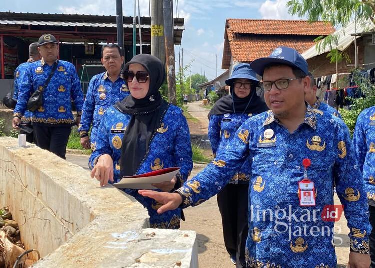 Dua Proyek Pengendalian Rob di Kota Pekalongan Rampung, Telan Rp1,4 Miliar 25 Wakil Wali Kota Pekalongan, Balgis Diab (kaca mata hitam), meninjau pembangunan tanggul Sungai Bremi di Kelurahan Tirto sebagai bagian dari monitoring proyek pengendalian rob, Selasa, 2 Desember 2025. (Fahri Akbar/Lingkarjateng.id)