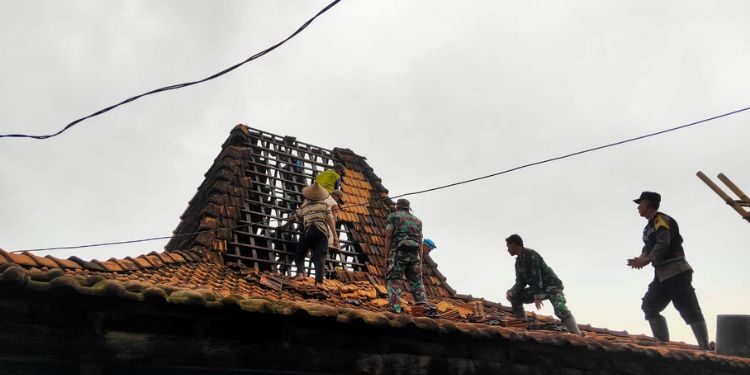 Puting Beliung di Desa Gebang Pati Hantam Puluhan Rumah Warga