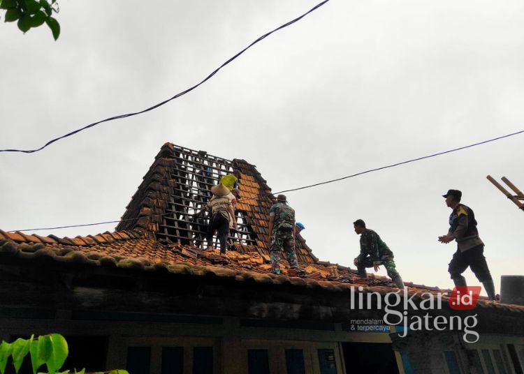 Puting Beliung di Desa Gebang Pati Hantam Puluhan Rumah Warga 25 Warga gotong royong memperbaiki atap rumah usai angin puting beliung menerjang di RT 04 RW 02 Desa Gebang, Kecamatan Gabus, Kabupaten Pati pada Jumat, 26 Desember 2025 siang. (Lingkarnews Network)