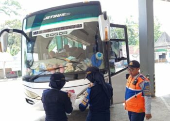 Petugas memeriksa kelaikan bus AKAP di Terminal Tipe A Tingkir, Salatiga, Selasa, 23 Desember 2025. (Angga Rosa/Lingkarjateng.id)