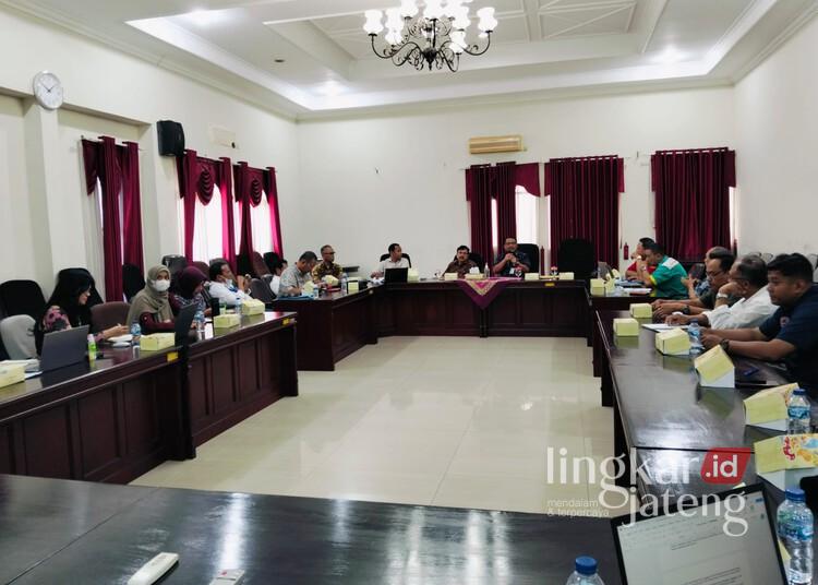 Dewan Pengupahan Jateng Bahas Penetapan UMP 2026, Buruh Minta Kenaikan 10,5 Persen 25 Suasana rapat Dewan Pengupahan di Kantor Dinas Tenaga Kerja dan Transmigrasi (Disnakertrans) Jawa Tengah, Selasa, 16 Desember 2025. (Rizky Syahrul Al-Fath/Lingkarjateng.id)