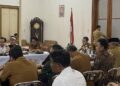 Rapat tripartit pembahasan UMK Kudus 2026 di Pendopo Kabupaten Kudus pada Senin petang 22 Desember 2025. (Mohammad Fahtur Rohman/Lingkarjateng.id)