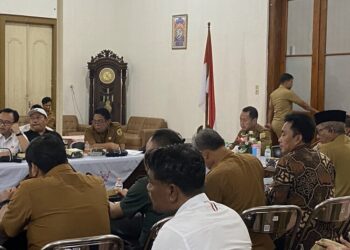 Rapat tripartit pembahasan UMK Kudus 2026 di Pendopo Kabupaten Kudus pada Senin petang 22 Desember 2025. (Mohammad Fahtur Rohman/Lingkarjateng.id)