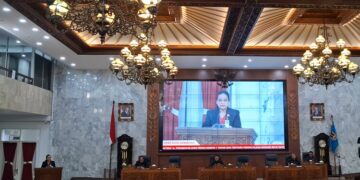 Wali Kota Semarang, Agustina Wilujeng Pramestuti, saat mengikuti rapat paripurna di Gedung DPRD Kota Semarang, Selasa, 30 Desember 2025. (Syahril Muadz/Lingkarjateng.id)