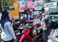 Petugas Dinas Perhubungan Kota Salatiga saat melakukan pengawasan tehadap juru parkir di kawasan Jalan Sudirman, beberapa waktu lalu. (Dok Dishub Kota Salatiga/Lingkarjateng.id)