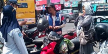 Petugas Dinas Perhubungan Kota Salatiga saat melakukan pengawasan tehadap juru parkir di kawasan Jalan Sudirman, beberapa waktu lalu. (Dok Dishub Kota Salatiga/Lingkarjateng.id)