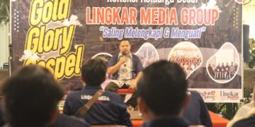 Gelar Refleksi 2025, Lingkar Media Group Perkuat Kekompakan dan Integritas Jurnalistik 16 Komisaris Utama Lingkar Media Group, Agus Sunarko, memberi sambutan dalam malam Refleksi 2025 di Tawangmangu, Kabupaten Karanganyar, Jawa Tengah, Jumat, 12 Desember 2025. (Rizky Riawan Nursatria/Lingkarjateng.id)