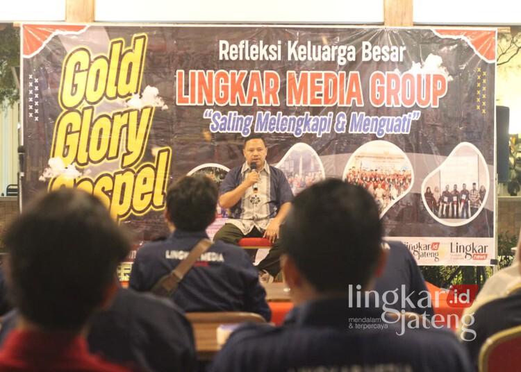 Gelar Refleksi 2025, Lingkar Media Group Perkuat Kekompakan dan Integritas Jurnalistik 25 Komisaris Utama Lingkar Media Group, Agus Sunarko, memberi sambutan dalam malam Refleksi 2025 di Tawangmangu, Kabupaten Karanganyar, Jawa Tengah, Jumat, 12 Desember 2025. (Rizky Riawan Nursatria/Lingkarjateng.id)