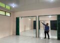 Tim Dinas Pendidikan, Kepemudaan, dan Olahraga (Disdikpora) Kabupaten Kudus saat memonitor ruang kelas yang selesai direhabilitasi pada Jumat, 19 Desember 2025. (Fahtur Rohman/Lingkarjateng.id)