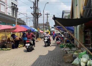Relokasi Pedagang Pasar Bitingan Kudus Diprioritaskan Bagi Penjual di Area Luar 33 POTRET: Pedagang sayur di kawasan luar Pasar Bitingan, Kabupaten Kudus. (Nisa Hafizhotus Syarifa/Lingkarjateng.id)