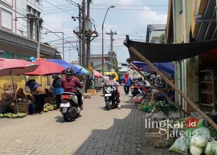 Relokasi Pedagang Pasar Bitingan Kudus Diprioritaskan Bagi Penjual di Area Luar 25 POTRET: Pedagang sayur di kawasan luar Pasar Bitingan, Kabupaten Kudus. (Nisa Hafizhotus Syarifa/Lingkarjateng.id)