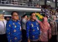 Bupati Pati Sudewo (kedua kiri) didampingi Wakil Bupati Risma Ardi Chandra (kiri) saat meresmikan renovasi tahap pertama Gor Pesantenan pada Rabu, 17 Desember 2025. (Lingkarnews Network)
