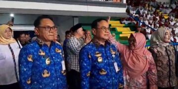 Renovasi Tahap 1 Gor Pesantenan Pati Habiskan Anggaran Rp 6 Miliar 56 Bupati Pati Sudewo (kedua kiri) didampingi Wakil Bupati Risma Ardi Chandra (kiri) saat meresmikan renovasi tahap pertama Gor Pesantenan pada Rabu, 17 Desember 2025. (Lingkarnews Network)