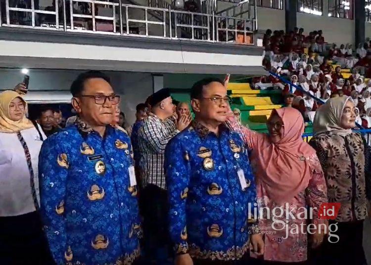 Renovasi Tahap 1 Gor Pesantenan Pati Habiskan Anggaran Rp 6 Miliar 25 Bupati Pati Sudewo (kedua kiri) didampingi Wakil Bupati Risma Ardi Chandra (kiri) saat meresmikan renovasi tahap pertama Gor Pesantenan pada Rabu, 17 Desember 2025. (Lingkarnews Network)