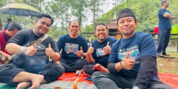 Ketua Yayasan AzzavirtIum, Sudrajtullah (dua dari kanan). (Lingkarjateng.id)